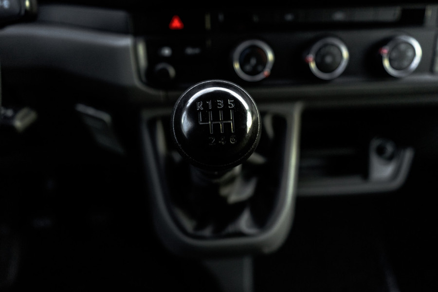 Volkswagen Crafter **2.0 TDI L3H2 | 140PK | Andriod&Carplay | Adapt.Cruise | Camera | Navi | 3-Zits | Trekhaak**