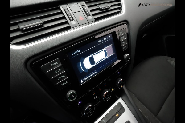 Škoda Octavia Combi 1.0 TSI Greentech Ambition Business Deluxe (APPLE CARPLAY,CLIMATE CONTROL,PARKEERSENSOREN,CRUISE,TOPCONDITIE)
