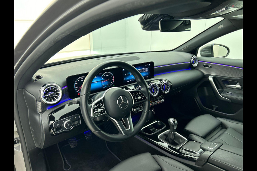 Mercedes-Benz A-Klasse 160 Business Solution Luxury Navigatie Apple Carplay/Android Auto Camera Parkeersensoren Cruise Control Stoelverwarming Virtual Cockpit Lichtmetalen velgen Climate Control