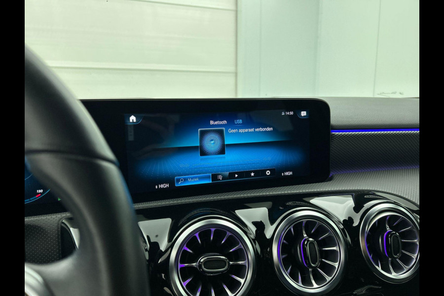 Mercedes-Benz A-Klasse 160 Business Solution Luxury Navigatie Apple Carplay/Android Auto Camera Parkeersensoren Cruise Control Stoelverwarming Virtual Cockpit Lichtmetalen velgen Climate Control