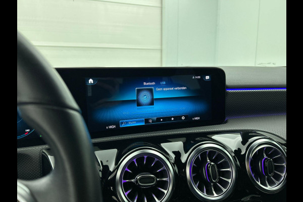 Mercedes-Benz A-Klasse 160 Business Solution Luxury Navigatie Apple Carplay/Android Auto Camera Parkeersensoren Cruise Control Stoelverwarming Virtual Cockpit Lichtmetalen velgen Climate Control