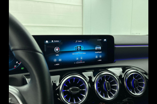 Mercedes-Benz A-Klasse 160 Business Solution Luxury Navigatie Apple Carplay/Android Auto Camera Parkeersensoren Cruise Control Stoelverwarming Virtual Cockpit Lichtmetalen velgen Climate Control