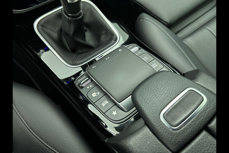 Mercedes-Benz A-Klasse 160 Business Solution Luxury Navigatie Apple Carplay/Android Auto Camera Parkeersensoren Cruise Control Stoelverwarming Virtual Cockpit Lichtmetalen velgen Climate Control