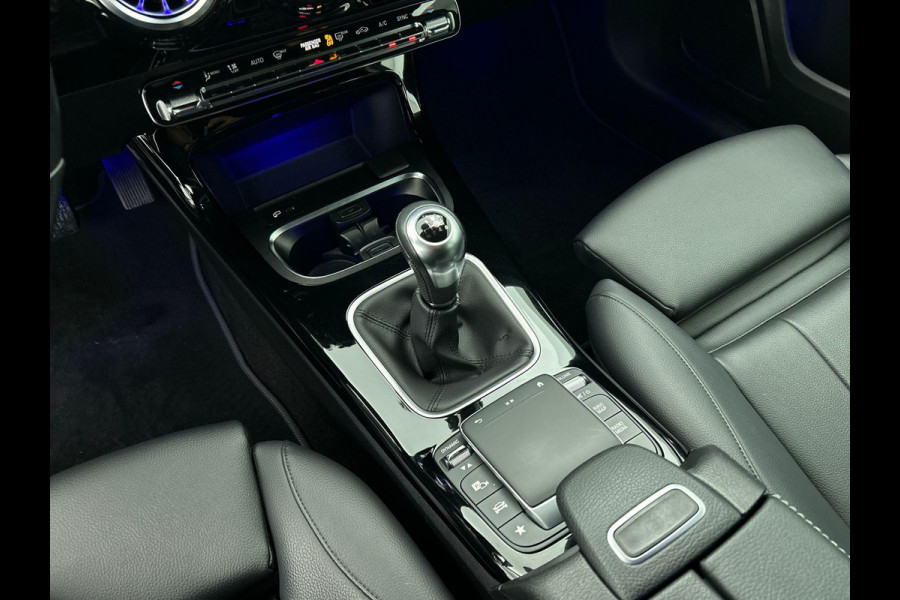 Mercedes-Benz A-Klasse 160 Business Solution Luxury Navigatie Apple Carplay/Android Auto Camera Parkeersensoren Cruise Control Stoelverwarming Virtual Cockpit Lichtmetalen velgen Climate Control