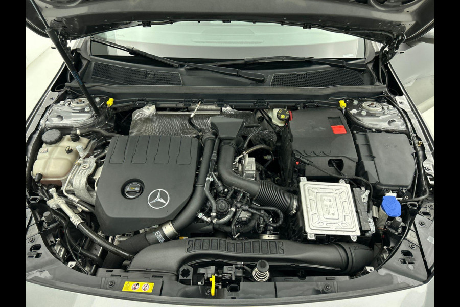Mercedes-Benz A-Klasse 160 Business Solution Luxury Navigatie Apple Carplay/Android Auto Camera Parkeersensoren Cruise Control Stoelverwarming Virtual Cockpit Lichtmetalen velgen Climate Control
