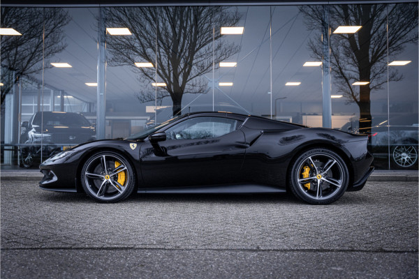 Ferrari 296 GTS 3.0 V6 830pk ** Kroymans ** Daytona Seats ** Lift ** HUD ** Pass Display ** Carbon Btw