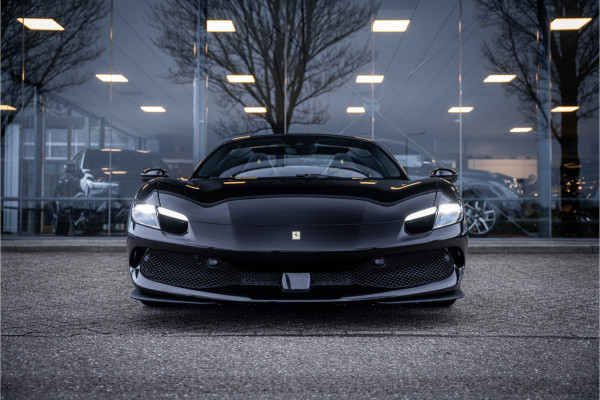 Ferrari 296 GTS 3.0 V6 830pk ** Kroymans ** Daytona Seats ** Lift ** HUD ** Pass Display ** Carbon Btw