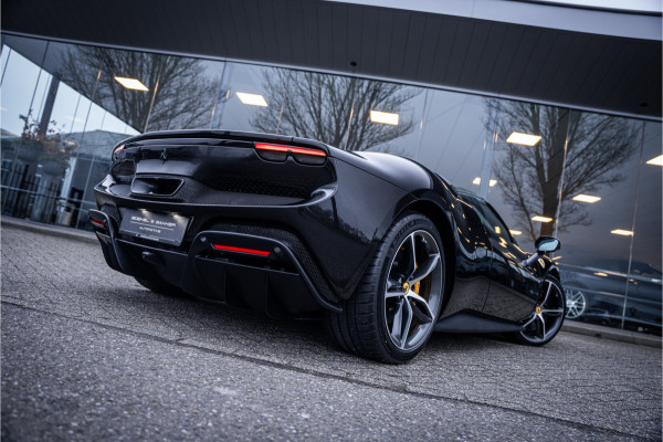 Ferrari 296 GTS 3.0 V6 830pk ** Kroymans ** Daytona Seats ** Lift ** HUD ** Pass Display ** Carbon Btw