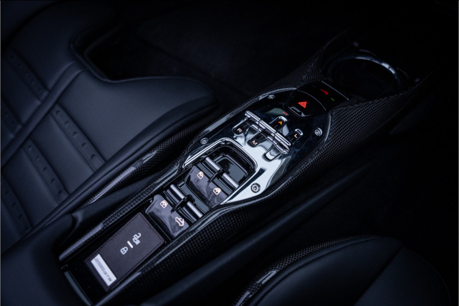 Ferrari 296 GTS 3.0 V6 830pk ** Kroymans ** Daytona Seats ** Lift ** HUD ** Pass Display ** Carbon Btw