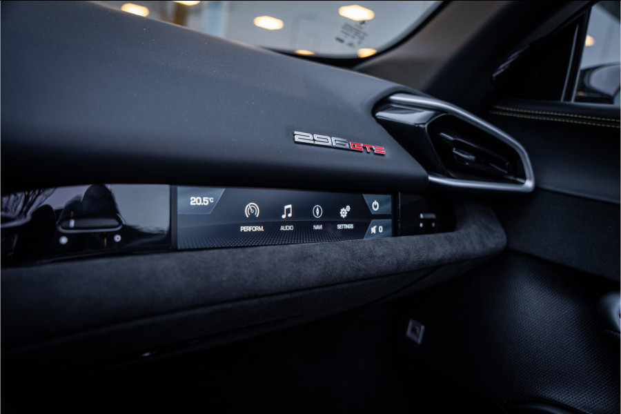 Ferrari 296 GTS 3.0 V6 830pk ** Kroymans ** Daytona Seats ** Lift ** HUD ** Pass Display ** Carbon Btw