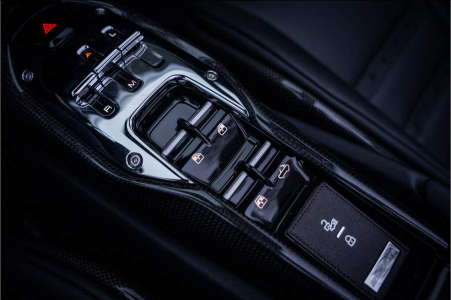 Ferrari 296 GTS 3.0 V6 830pk ** Kroymans ** Daytona Seats ** Lift ** HUD ** Pass Display ** Carbon Btw