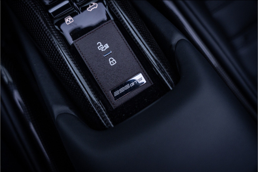 Ferrari 296 GTS 3.0 V6 830pk ** Kroymans ** Daytona Seats ** Lift ** HUD ** Pass Display ** Carbon Btw