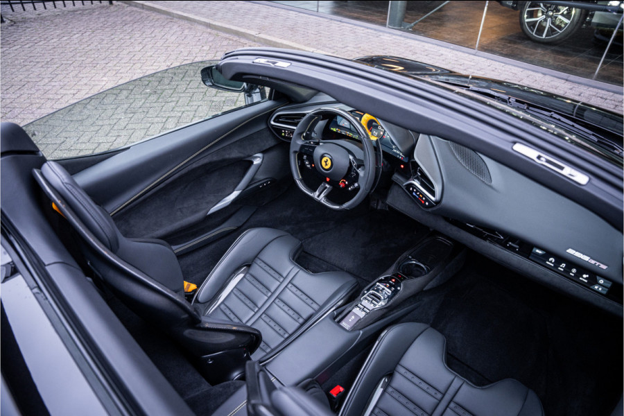 Ferrari 296 GTS 3.0 V6 830pk ** Kroymans ** Daytona Seats ** Lift ** HUD ** Pass Display ** Carbon Btw