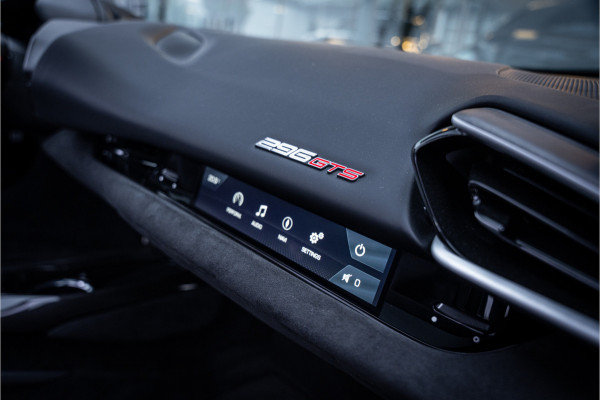 Ferrari 296 GTS 3.0 V6 830pk ** Kroymans ** Daytona Seats ** Lift ** HUD ** Pass Display ** Carbon Btw