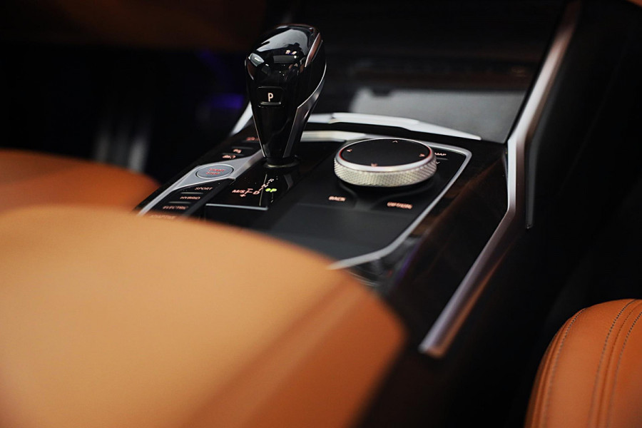 BMW 3-serie 330e High Executive M Sport / Head Up / Memory / Acc / Lane Assist / Dode Hoek / Open Dak / Cognac Leder / Camera /Led