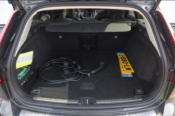 Volvo V60 T6 340PK Automaat Recharge AWD Inscription Trekhaak / Adaptieve cruise control /BLIS / Parkeersensoren met camera / Stoel - en stuurwielverwarming / Elektrische stoelen met geheugen / Getint glas / Apple carplay / Keyless entry / Elektrische achterklep