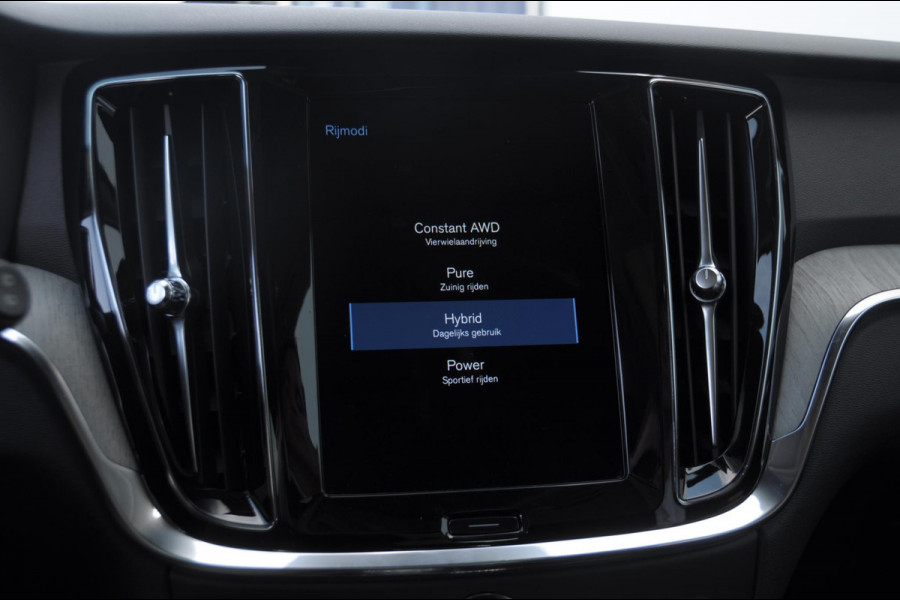 Volvo V60 T6 340PK Automaat Recharge AWD Inscription Trekhaak / Adaptieve cruise control /BLIS / Parkeersensoren met camera / Stoel - en stuurwielverwarming / Elektrische stoelen met geheugen / Getint glas / Apple carplay / Keyless entry / Elektrische achterklep