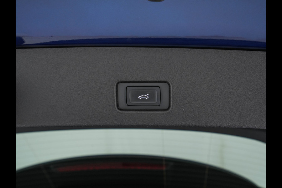 Audi Q4 e-tron 40 S-Line Competition Launch edition 77 kWh [ 3-Fase ] {SOH-87%} (INCL-BTW) *HEAT-PUMP | PANO | LEATHER-FABRIC | MATRIX-LED | ADAPTIVE-CRUISE | HEATED-SPORTSEATS | AMBIENT-LIGHT | DIGI-COCKPIT | CAMERA | KEYLESS | NAVI-FULLMAP | ...