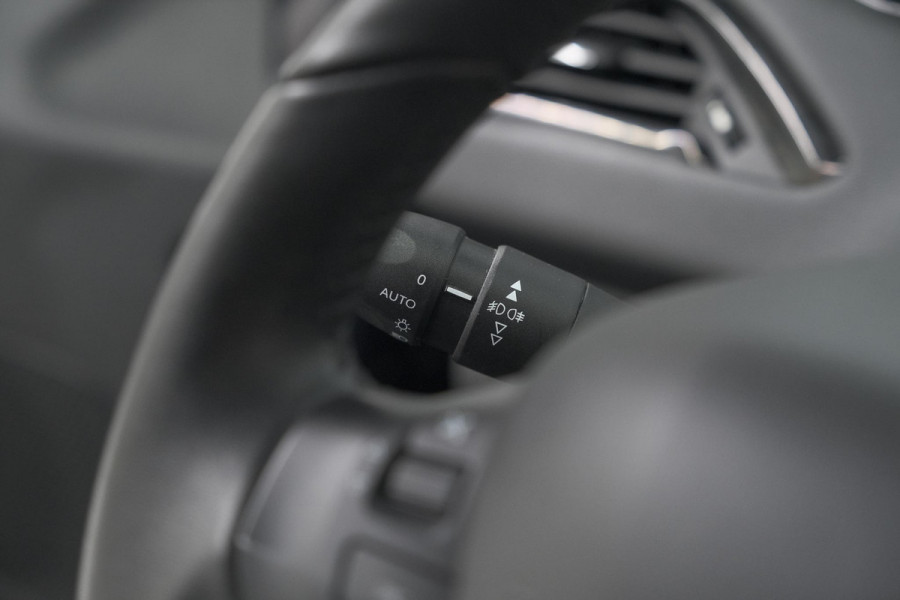 Peugeot 208 PureTech 82 Signature | Allseason banden | Navigatie | Parkeersensoren