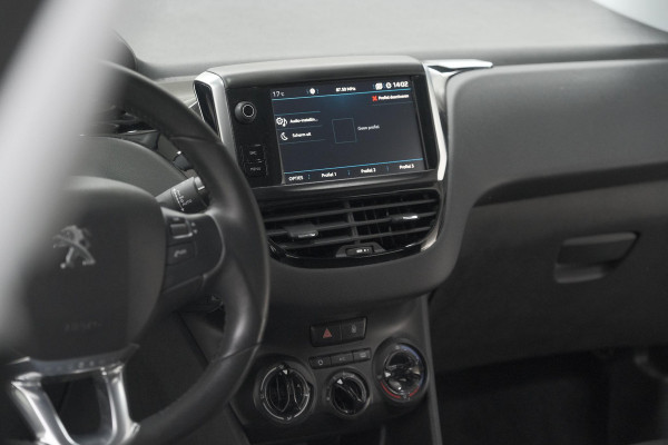 Peugeot 208 PureTech 82 Signature | Allseason banden | Navigatie | Parkeersensoren