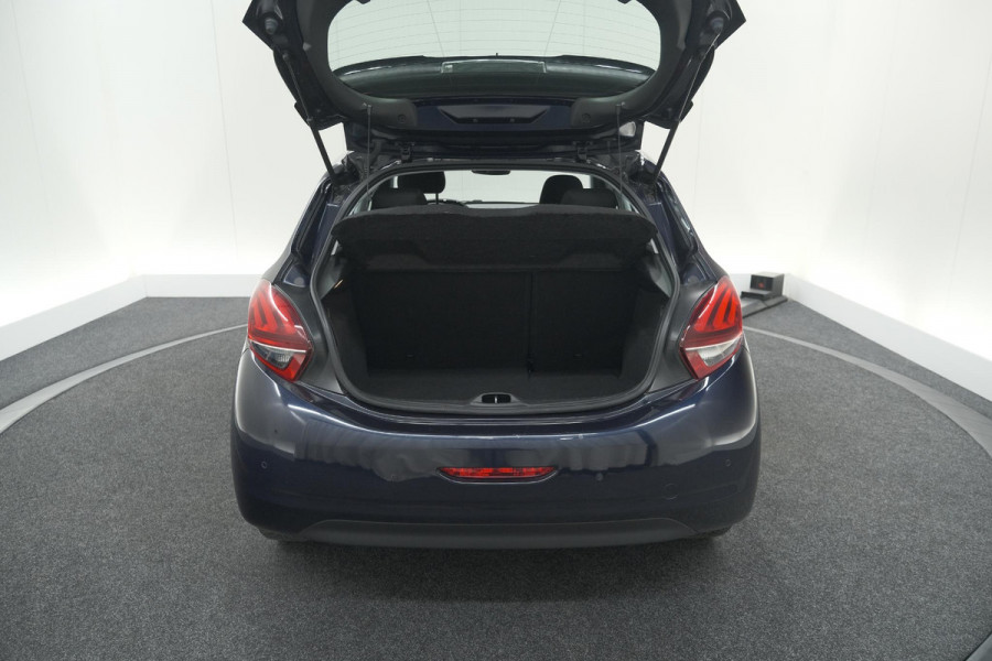 Peugeot 208 PureTech 82 Signature | Allseason banden | Navigatie | Parkeersensoren