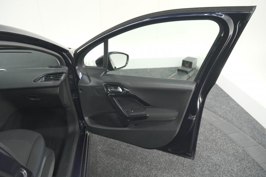 Peugeot 208 PureTech 82 Signature | Allseason banden | Navigatie | Parkeersensoren