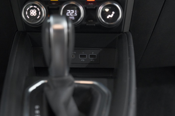 Renault Clio TCe 130 EDC Intens | Rondom Camera | Apple Carplay | Parkeersensoren | Climate Control