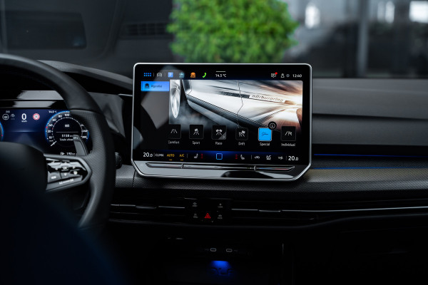 Volkswagen Golf 8.5 R 2.0 TSI 4Motion - R Performance Pack | Akrapovic | Panorama | H&K | Elek. Trekhaak