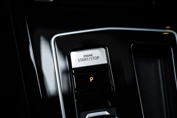 Volkswagen Golf 8.5 R 2.0 TSI 4Motion - R Performance Pack | Akrapovic | Panorama | H&K | Elek. Trekhaak