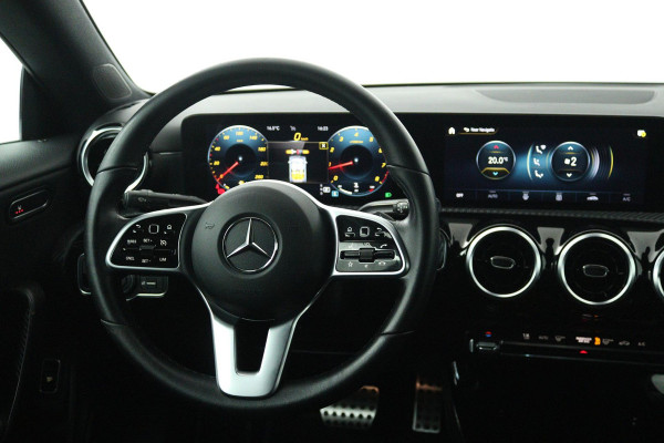 Mercedes-Benz CLA-Klasse 180 Business Solution (STOELVERWARMING, ACHTERUITRIJCAMERA, CRUISE CONTROL, PARKEERSENSOREN)
