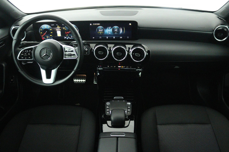 Mercedes-Benz CLA-Klasse 180 Business Solution (STOELVERWARMING, ACHTERUITRIJCAMERA, CRUISE CONTROL, PARKEERSENSOREN)