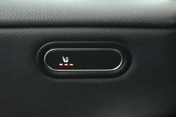 Mercedes-Benz CLA-Klasse 180 Business Solution (STOELVERWARMING, ACHTERUITRIJCAMERA, CRUISE CONTROL, PARKEERSENSOREN)