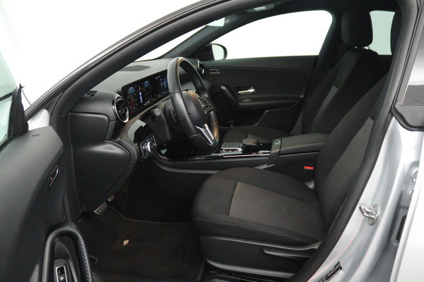 Mercedes-Benz CLA-Klasse 180 Business Solution (STOELVERWARMING, ACHTERUITRIJCAMERA, CRUISE CONTROL, PARKEERSENSOREN)