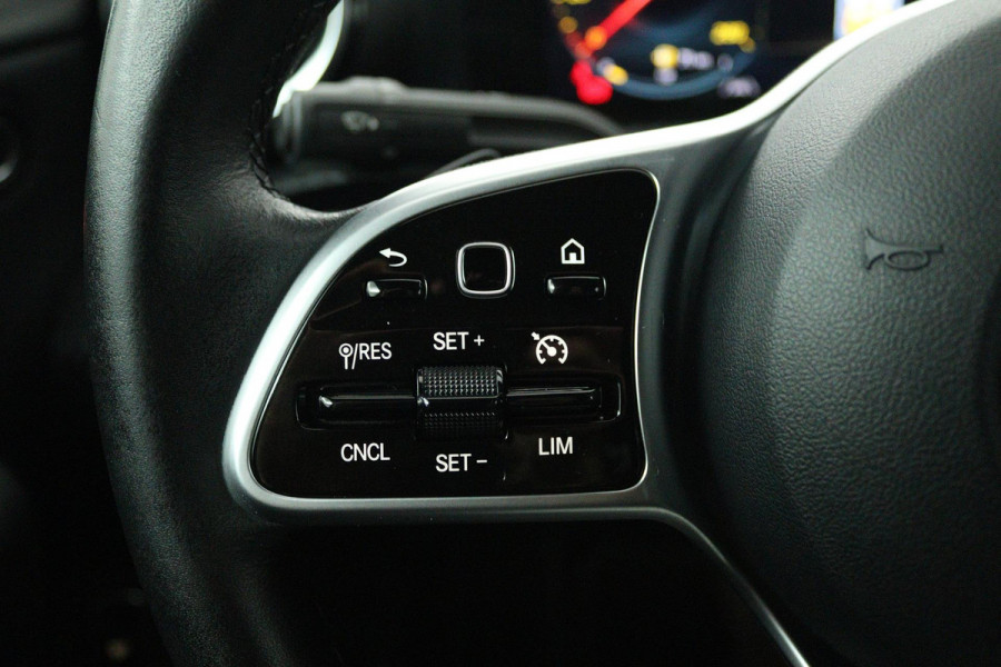 Mercedes-Benz CLA-Klasse 180 Business Solution (STOELVERWARMING, ACHTERUITRIJCAMERA, CRUISE CONTROL, PARKEERSENSOREN)