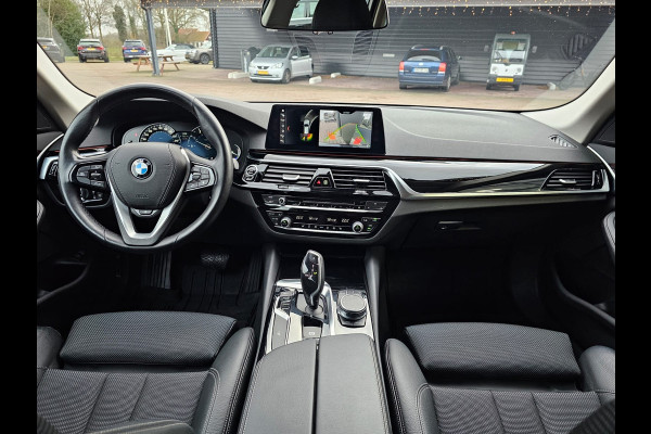 BMW 5 Serie Touring 520i High Executive Sport Line | Automaat | Trekhaak | Navi | Stoel & stuurverwarming | Camera |