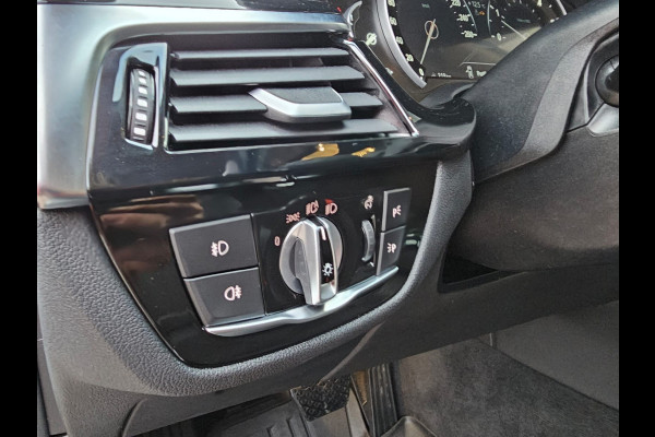 BMW 5 Serie Touring 520i High Executive Sport Line | Automaat | Trekhaak | Navi | Stoel & stuurverwarming | Camera |