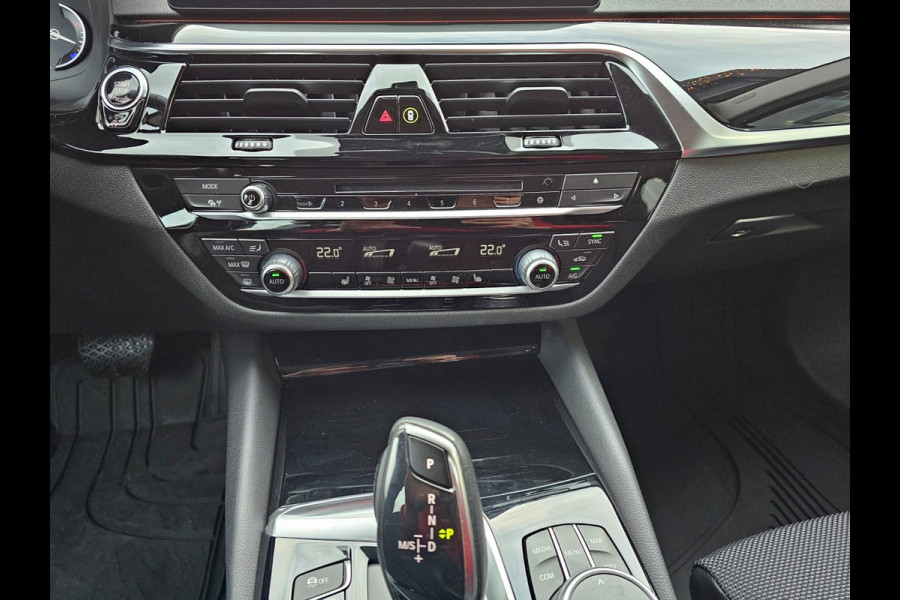 BMW 5 Serie Touring 520i High Executive Sport Line | Automaat | Trekhaak | Navi | Stoel & stuurverwarming | Camera |