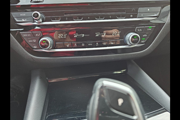 BMW 5 Serie Touring 520i High Executive Sport Line | Automaat | Trekhaak | Navi | Stoel & stuurverwarming | Camera |