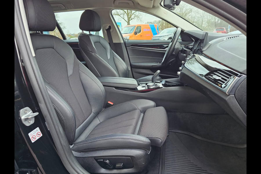BMW 5 Serie Touring 520i High Executive Sport Line | Automaat | Trekhaak | Navi | Stoel & stuurverwarming | Camera |