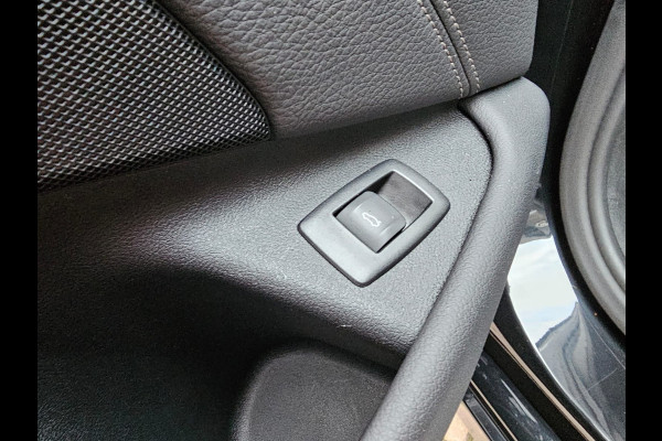 BMW 5 Serie Touring 520i High Executive Sport Line | Automaat | Trekhaak | Navi | Stoel & stuurverwarming | Camera |