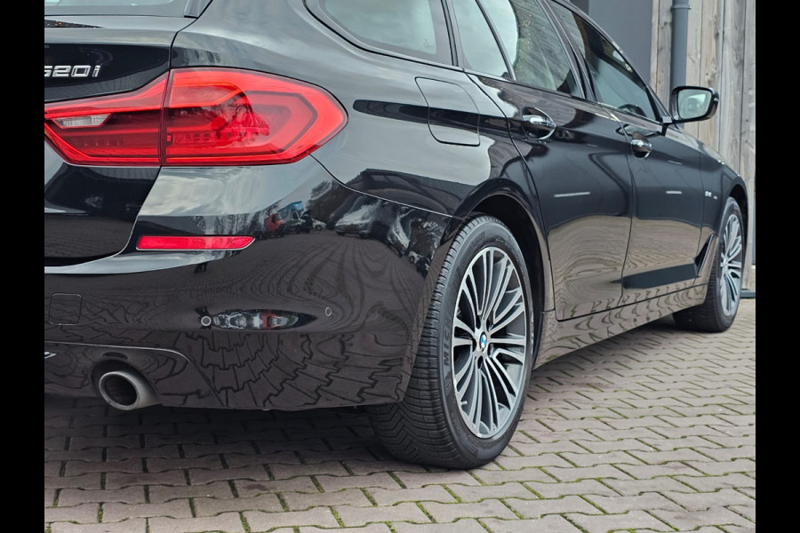BMW 5 Serie Touring 520i High Executive Sport Line | Automaat | Trekhaak | Navi | Stoel & stuurverwarming | Camera |