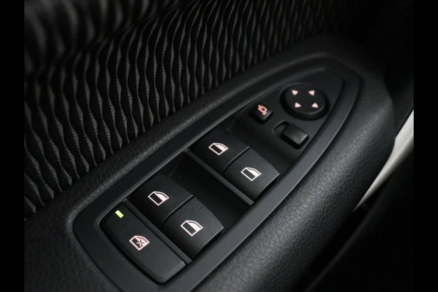 BMW 1-serie 118i Executive | 65.000 NAP | Cruise Control | Navigatie | Trekhaak | PDC | Bleutooth | Xenon | Automaat