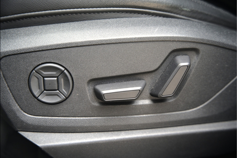 Audi e-tron 50 quattro Business edition Plus 71 kWh | Black Edition | Panoramadak | Memory Seats | Luchtvering | Adaptive Cruise Control | Keyless | Matrix LED | Leder | Stoelverwarming | NAP |