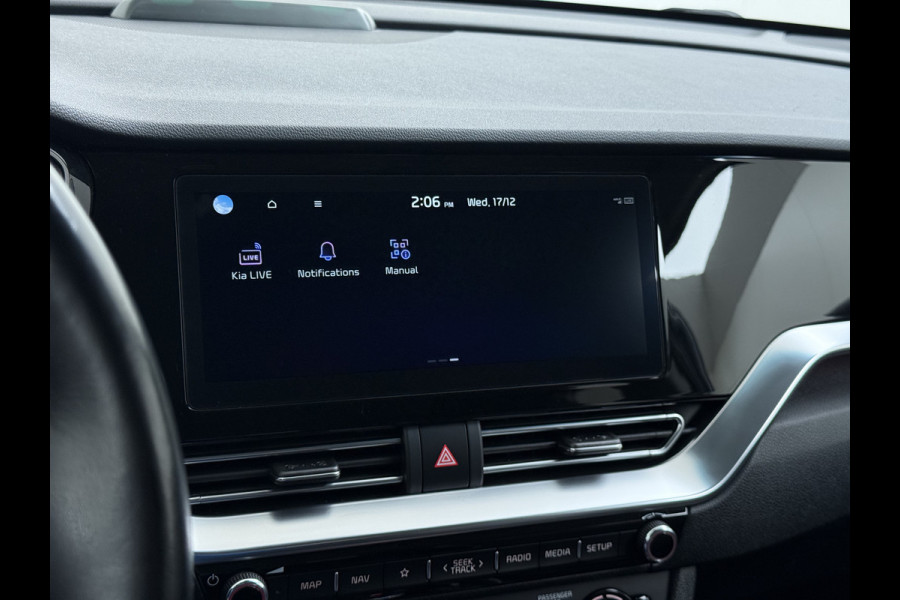 Kia e-Niro 64kWh Leer+Elek.Stoel+Memory+Gekoeld Warmtepomp ExecutiveLine JBL®-Hifi Adap.Cruise Camera Navi Ecc Pdc Stoelverwarming-Koeling SOH 100% Stuurverwarming  Keyless Blind Spot Lane Assist Led Lmv 17" 1e Eigenaar Origineel Nederlandse Auto € 48.000,- nieuw