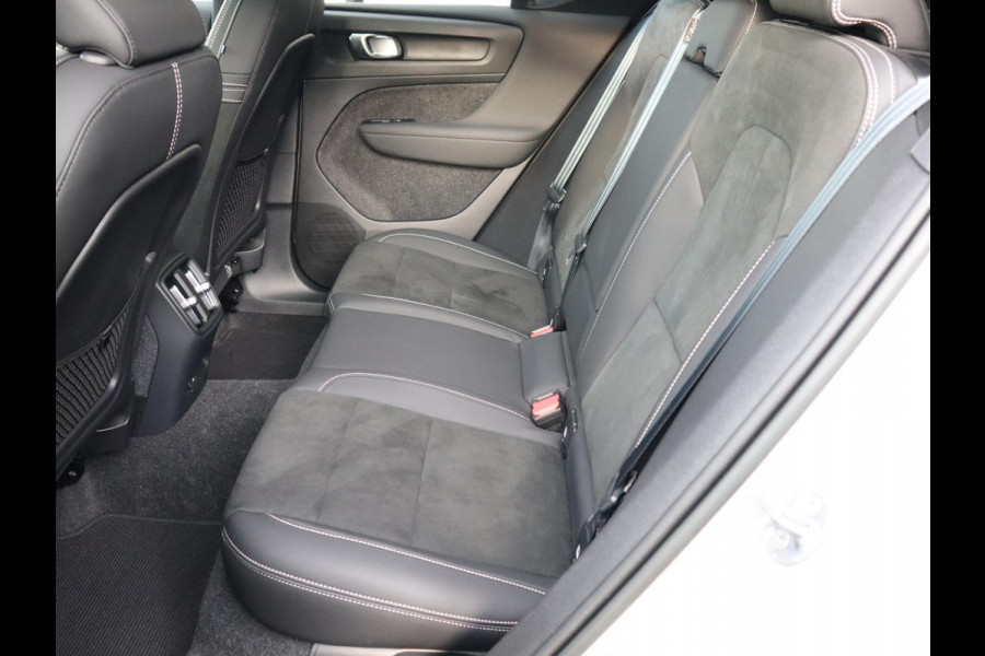 Volvo XC40 Recharge Twin Ultimate 78 kWh / Panoramadak / Stoelverwarming / Parkeersensoren voor+achter / Apple Carplay/Android Auto / 19 Inch / LED / Harman Kardon