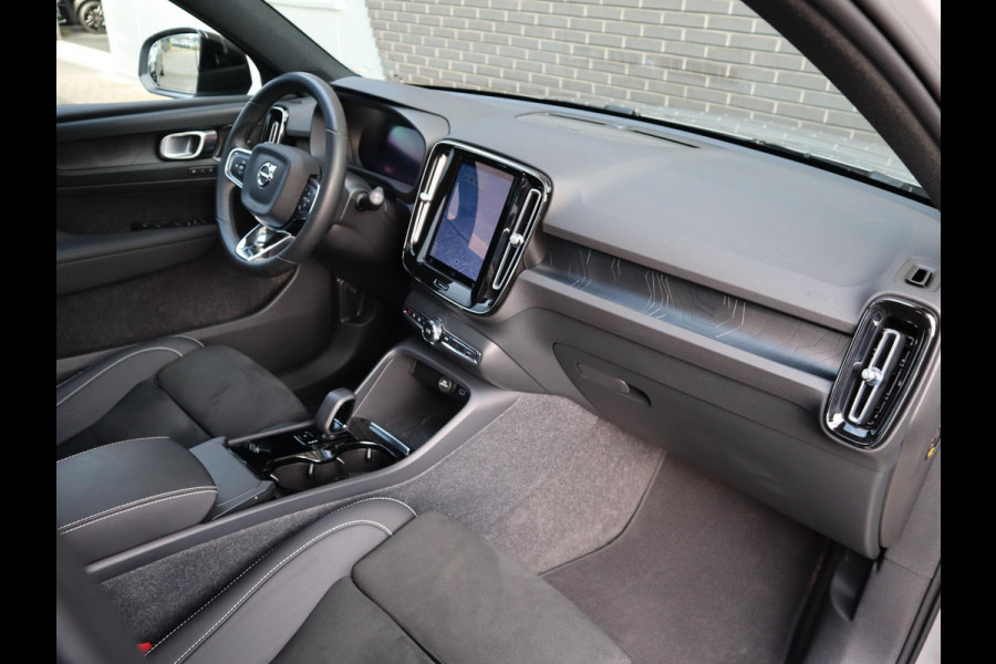 Volvo XC40 Recharge Twin Ultimate 78 kWh / Panoramadak / Stoelverwarming / Parkeersensoren voor+achter / Apple Carplay/Android Auto / 19 Inch / LED / Harman Kardon