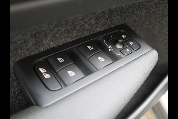 Volvo XC40 Recharge Twin Ultimate 78 kWh / Panoramadak / Stoelverwarming / Parkeersensoren voor+achter / Apple Carplay/Android Auto / 19 Inch / LED / Harman Kardon