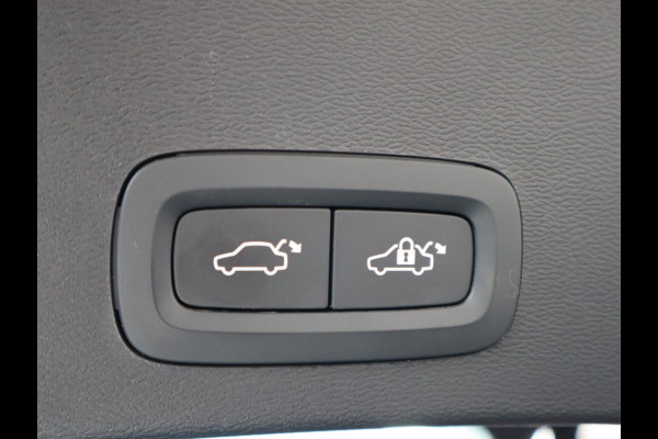 Volvo XC40 Recharge Twin Ultimate 78 kWh / Panoramadak / Stoelverwarming / Parkeersensoren voor+achter / Apple Carplay/Android Auto / 19 Inch / LED / Harman Kardon