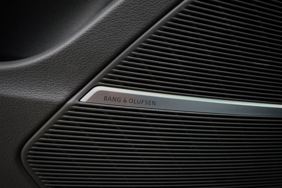 Audi Q8 60 TFSI e quattro Pro Line S Competition ADAPTIVE CRUISE | MASSAGE | STOELVERKOELING & VERWARMING | AERA PACK | STUURVERWARMING | DUBBEL GLAS | TREKHAAK | LEDER | SPORTSTOELEN |