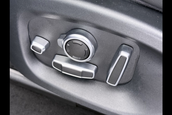 Jaguar F-Pace 2.0D AWD AUT-8 Portfolio Leer Pano-Dak Digitaal Dashboard Camera Meridian®-Audio Navi 4-Zone Ecc Android Auto Apple Carplay Pdc Stoel+Achterbankverwarming Elek.Stoelen+Memory Lmv 19" Bi-xenon Blind Spot Keyless Elek.Achterklep Origineel Nederlandse Auto Nieuwprijs  €87.786,- Zeer compleet!